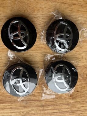 For Toyota Center Caps - Black with Chrome Logo (Set of 4) 62mm